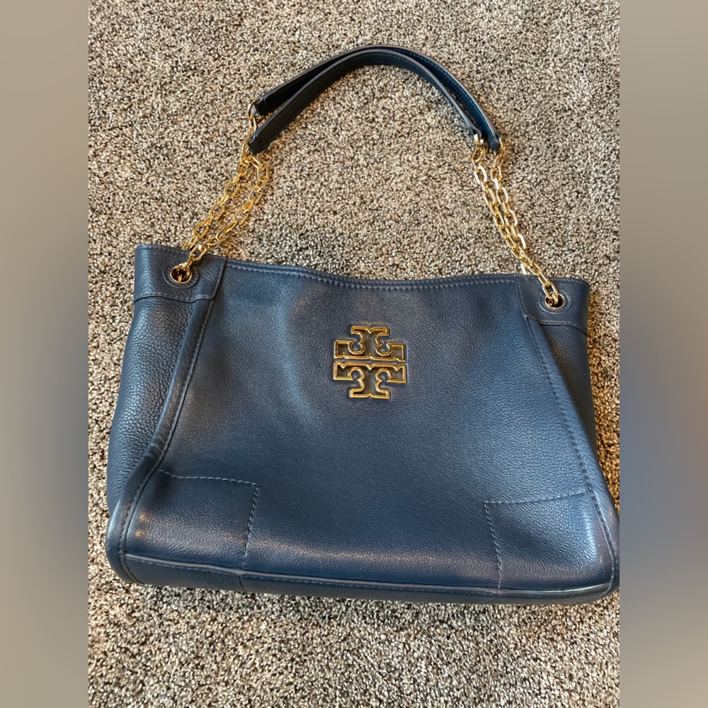 Tory Burch BRITTEN SMALL
SLOUCHY TOTE
39057
0817
HUDSON BAY / 417
